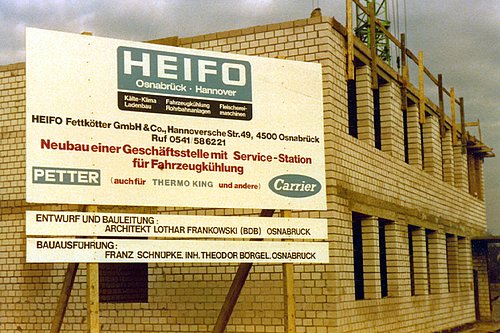 HEIFO Schild vor Gebäude