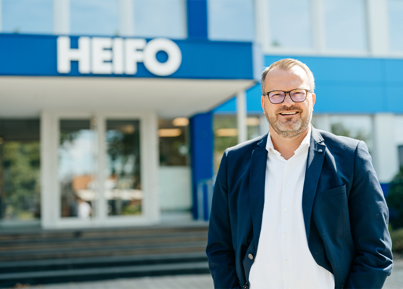 Björn Reckhorn, Geschäftsführender Gesellschafter der HEIFO GmbH & Co. KG steht vor dem Eingang des Unternehmensgebäude