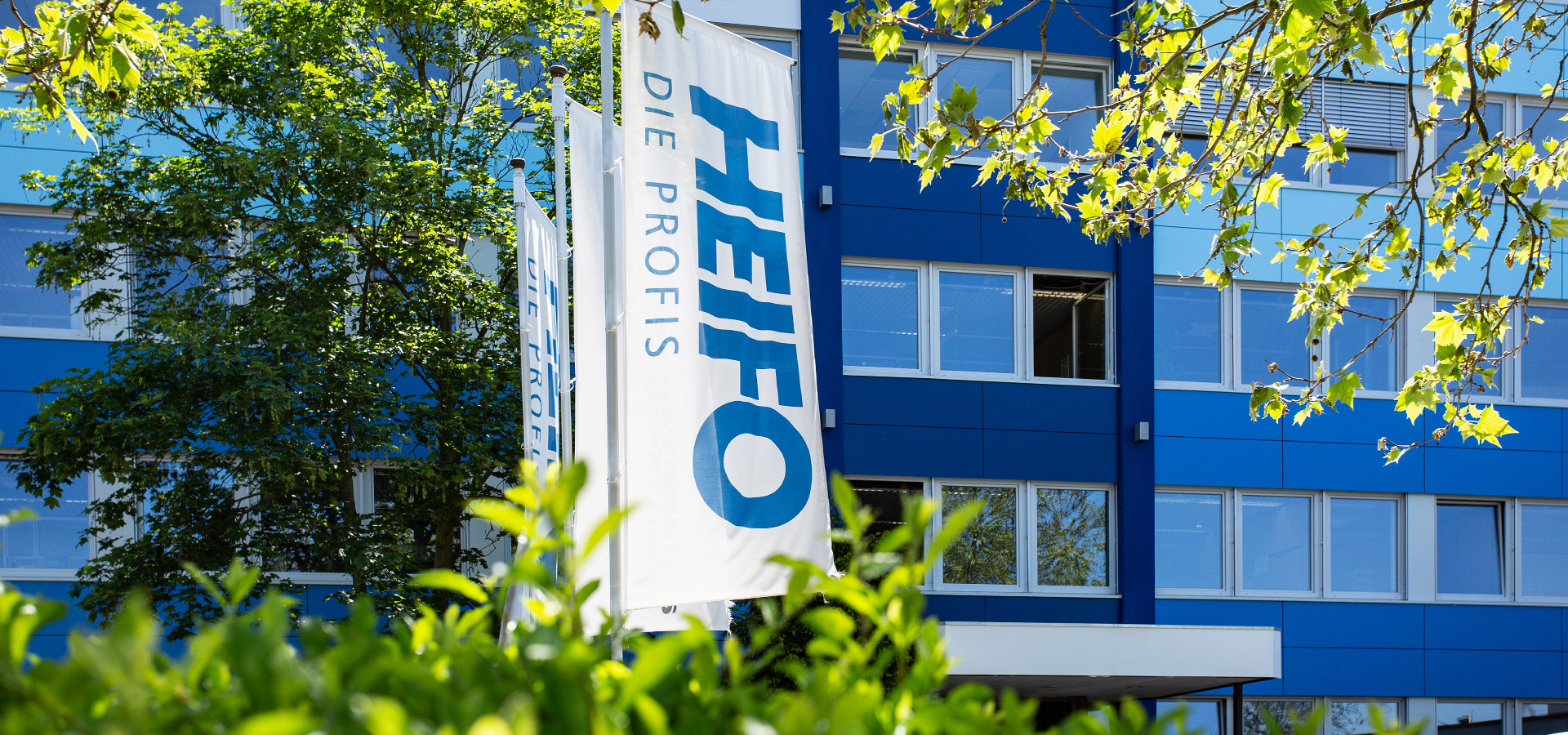 HEIFO-Firmengebäude mit Flagge im Vordergrund